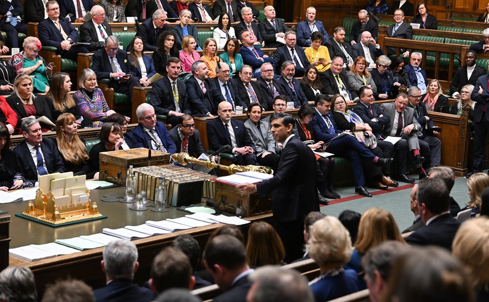 Prime Minister Rishi Sunak in the House of Commons Chamber with MPs filling the benches